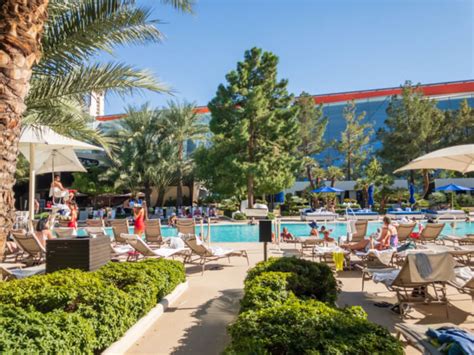 The Aria Pool in Las Vegas: 10 reasons why it's the best pool in Las ...