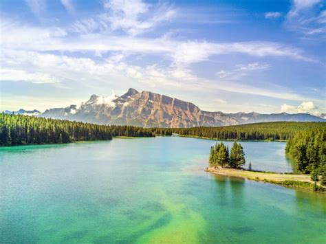 6 Lakes in Alberta That Completely Freeze Over in the Winter - A-Z Animals