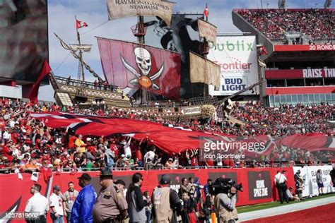 Tampa Bay Buccaneers Flag Photos and Premium High Res Pictures - Getty ...