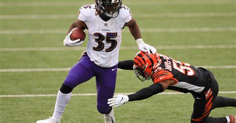 Ravens RB Gus Edwards returns to practice for first time since tearing ACL last year - CBS Baltimore