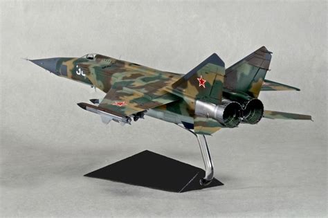 MiG-25BM 1/72 Scale Model | Plastic model airplane kits, Scale models, Airfix models