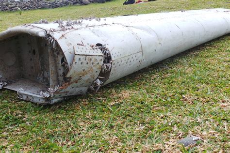 World waits for first clues about MH370 mystery as technical experts in Paris examine plane part ...