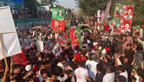 Imran Khan leads rally in Lahore despite 'threats'