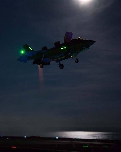 F35B Lightning II landing on HMS Queen Elizabeth : r/MilitaryPorn