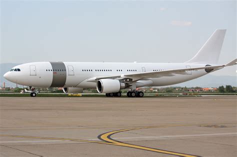 File:Airbus A330-203 Qatar Airways.jpg - Wikipedia