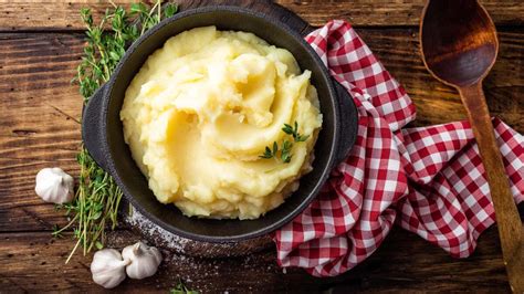 Boil Your Mashing Potatoes With Garlic and Aromatics | Lifehacker