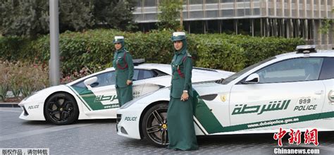 english news 英语新闻-Lamborghini police car rolls out in Dubai