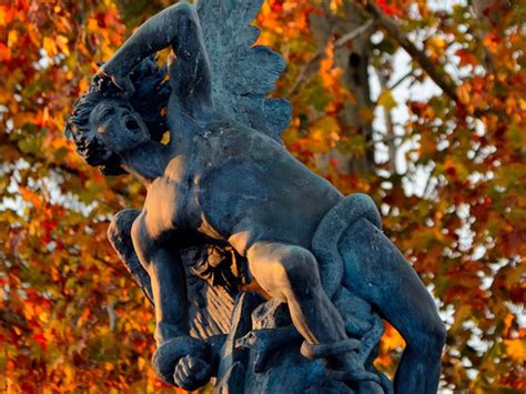 Estatua del angel caido en el parque de el retiro de madrid Garden ...