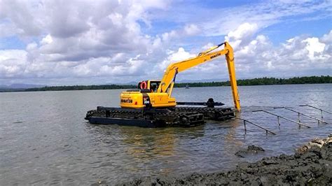 Amphibious excavator swamp Komatsu PC200 & ULTRATREX - YouTube