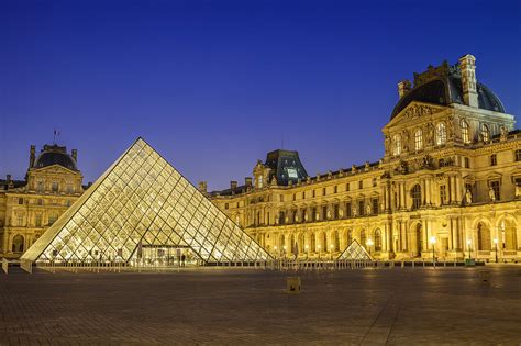 Illuminated Louvre with entrance … – License image – 71313814 lookphotos