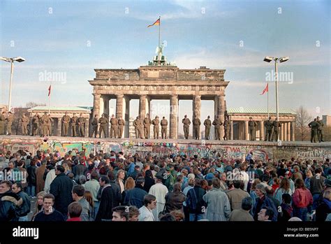 Crowds in front of Berlin Wall and Brandenburg Gate in 1989, Berlin, Germany Stock Photo - Alamy