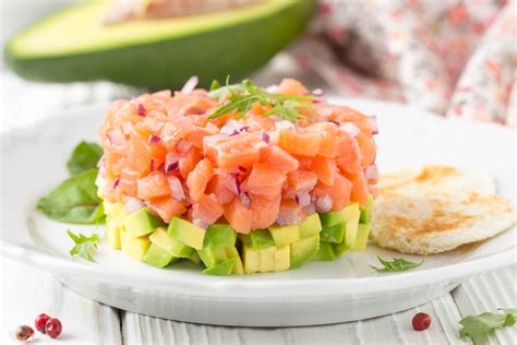 Come abbinare salmone e avocado: ecco perché sono amici del cuore