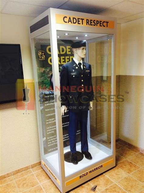 LARGE MANNEQUIN SHOWCASES – RETAIL DESIGN IDEAS | MANNEQUIN SHOWCASES | MANNEQUIN DISPLAY ...