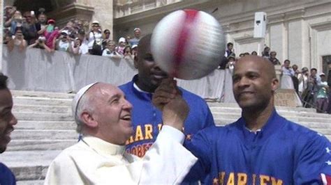 Pope welcomes Harlem Globetrotters - BBC News