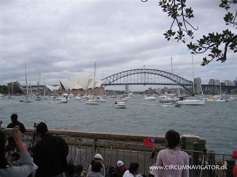 View from Botanic Gardens to Sydney Opera House and Harbour Bridge on ...