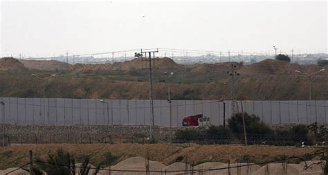 Egypt begins building giant wall on Gaza border