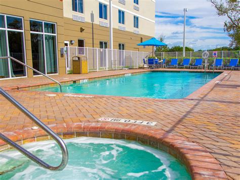 Holiday Inn Express & Suites Palm Bay - Palm Bay,