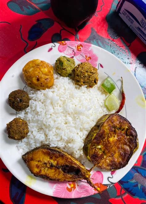 "[homemade]" Rice with Hilsha Fish fry and BD local vorta : r/food