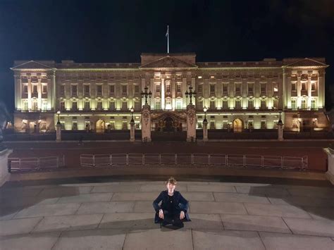 Visited Buckingham Palace at night - very peaceful! : r/london