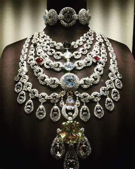 Maharajah of Patiala, Yadavindra Singh. Patiala Necklace. Weighing almost a 1000 carats, Patiala ...