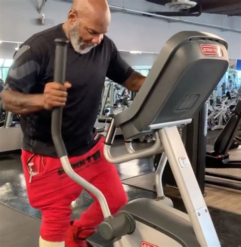 Bodybuilder Flex Wheeler Returns to the Gym After Leg Amputation