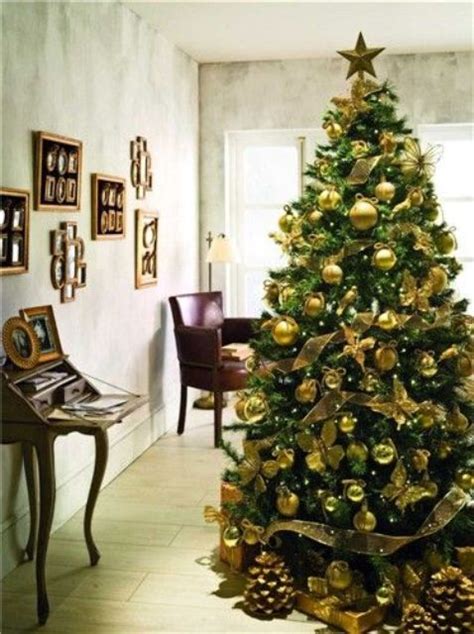 23 Timeless Gold Christmas Decor Ideas - DigsDigs