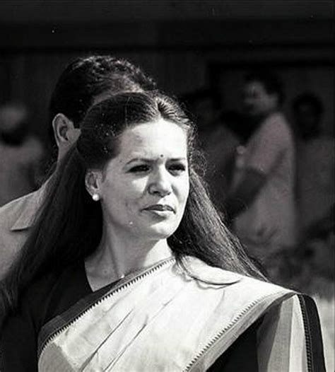 Sonia Gandhi Young Photo / This Man Was Crazy For The Beauty Of Sonia ...