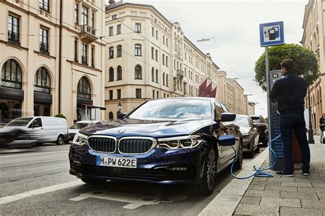 VIDEO: How to efficiently drive your BMW plug-in hybrid vehicle