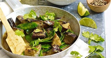 This aubergine Thai jungle curry is low-calorie and ready in just 20 minutes, making a great ...