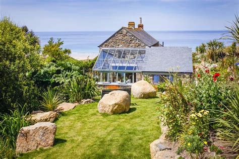 Castaways- cool cottage on the beach in Sennen, Cornwall