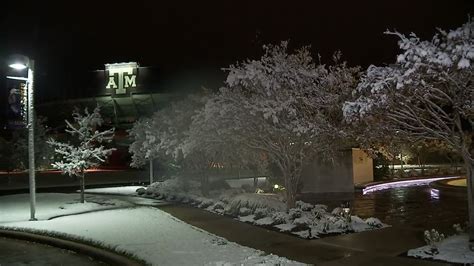 Snow offers Aggies a study break in College Station - ABC13 Houston