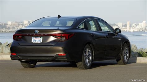 2019 Toyota Avalon Hybrid XLE | Rear Three-Quarter