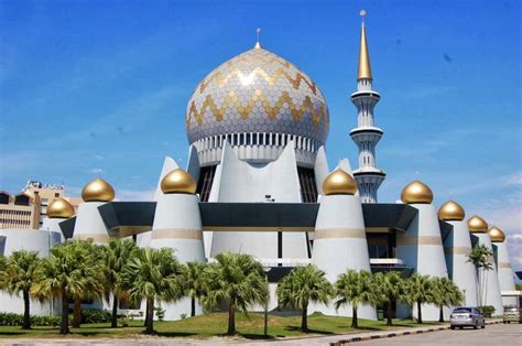 Sabah State Mosque, Kota Kinabalu, Malaysia | Mosque, Islamic architecture, Beautiful mosques