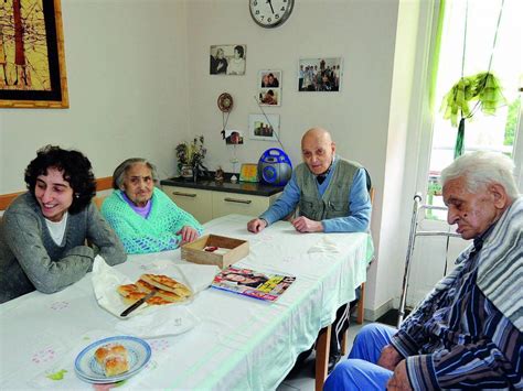 La famiglia «allargata» di via Caffaro - il Giornale