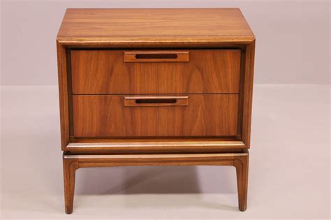 MID CENTURY MODERN NIGHTSTAND - Redlands Antique Auction