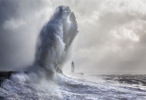 Stunning Storm Waves Photography – Fubiz Media