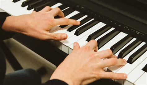 What is the Ideal Hand Size for Playing the Piano? - MusicalHow