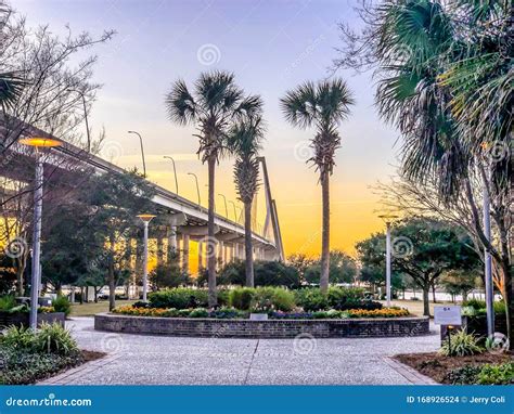 Sunset at Waterfront Memorial Park in Mount Pleasant, SC Editorial ...