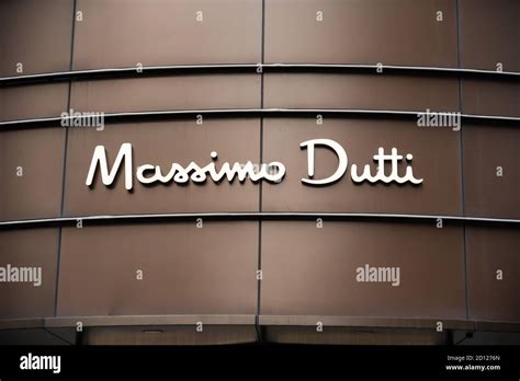 Massimo dutti hi-res stock photography and images - Alamy