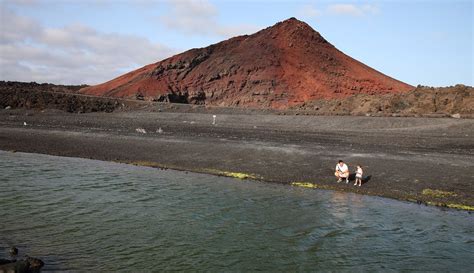 Five beaches of black sand that you should visit in Lanzarote