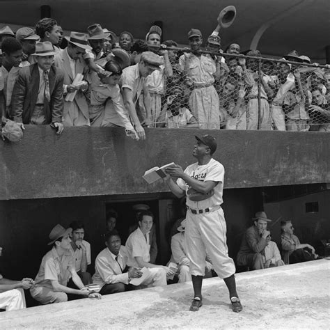 Jackie Robinson Signing Autographs : baseball