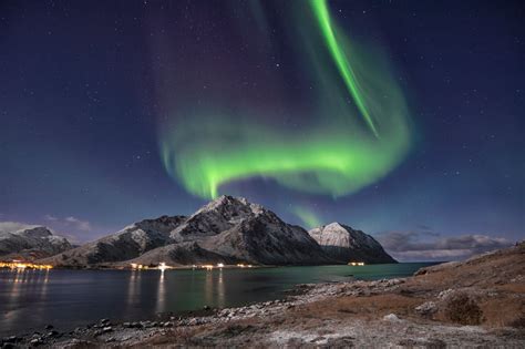 Green Aurora Lights over the Lake · Free Stock Photo