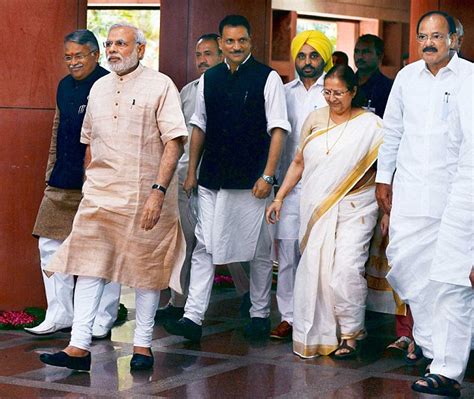 5 fashionable looks of PM Narendra Modi this monsoon season | IndiaTV ...