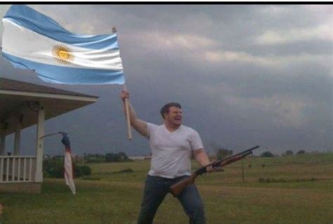 Hombre con bandera Argentina meme | Comentarios divertidos, Humor de la vida, Memes universitarios