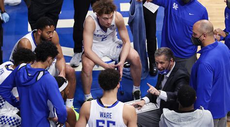 Kentucky men's basketball team, John Calipari kneel for anthem - Sports ...