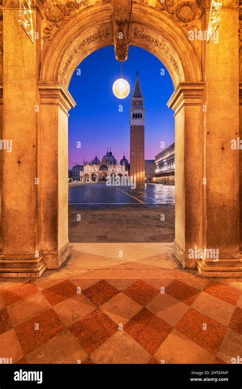 St marks square with st marks basilica and campanile hi-res stock photography and images - Alamy