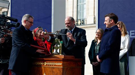 Abortion in the French Constitution: "The seal of the Republic endorses ...