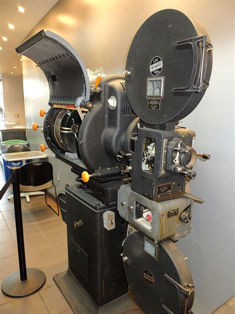 1939-45 Peerless Movie Theater Projector | Film projector, Cinema projector, Projector