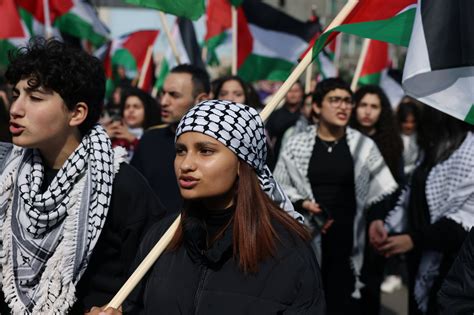 Thousands march to commemorate Palestinian Land Day in Israel, Gaza ...