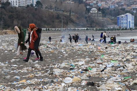 Coast of Turkey's Zonguldak overwhelmed by garbage | Daily Sabah